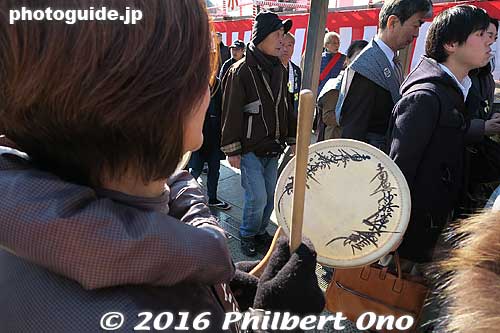 Beating a drum-like instrument.
Keywords: tokyo ota-ku ikegami honmonji temple buddhist nichiren Setsubun