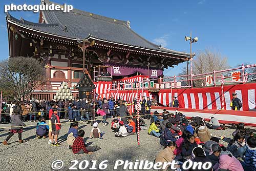 The bean throwing was going to start at 3 pm. We stood in front of the platform at 2:15 pm. They sectioned off this area for kids (and elderly).
Keywords: tokyo ota-ku ikegami honmonji temple buddhist nichiren Setsubun