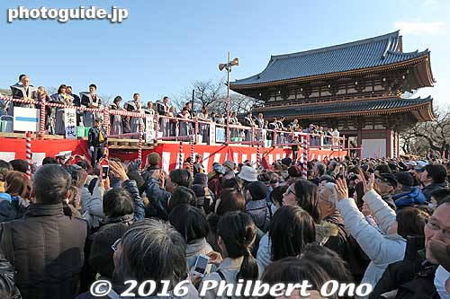 Because of the temple's Rikidozan connection, there were a number of pro wrestlers as well. (No sumo wrestlers.)
Keywords: tokyo ota-ku ikegami honmonji temple buddhist nichiren Setsubun