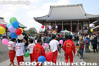 Hanamatsuri Parade on April 8, Buddha's birthday.
Keywords: tokyo ota-ku ikegami honmonji temple buddhist nichiren hanamatsuri