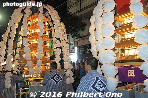 At the end of each group is a flowery (cherry blossoms) lantern float (called mando). It's a lantern pagoda with flowery streamers.
Keywords: tokyo ota-ku ikegami honmonji temple buddhist nichiren Oeshiki