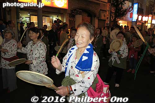 Following the firemen's standards are musicians. The drummers are the most prominent. They beat handheld, fan-shaped taiko drums (called uchiwa daiko). Amazing how loud these little flat drums can be.
Keywords: tokyo ota-ku ikegami honmonji temple buddhist nichiren Oeshiki