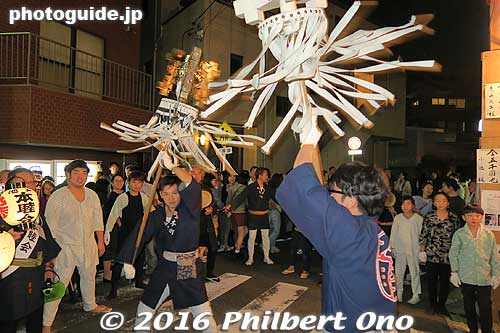 Each group is led by firemen's standards (matoi) which are poles with streamers. These were originally used by firemen's units in the Edo Period as their banner. Now used at festivals and for ceremonial purposes only.
Keywords: tokyo ota-ku ikegami honmonji temple buddhist nichiren Oeshiki