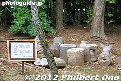 Remains of a torii that collapsed during the March 11, 2011 earthquake.
Keywords: tokyo ota-ku Ikegami Baien Plum Garden blossoms flowers