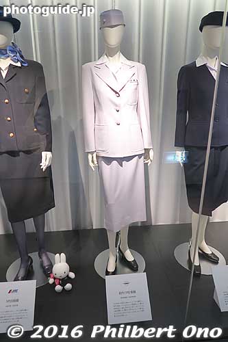 JAL's first cabin attendant uniform appeared in Aug. 1951.
Keywords: tokyo ota-ku haneda airport JAL maintenance facility planes boeing jets hangar tour museum japan airlines uniform stewardess japanfashion