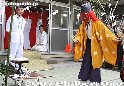 A small square area with a straw mat enclosed by a shimenawa sacred rope is the makeshift stage for the Negi-no-Mai Sacred Dance at Tenso Shrine.
Keywords: tokyo ota-ku ward ontakesan tenso jinja shrine negi-no-mai sacred dance