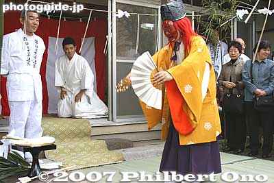 This god is called Hikohohode-no-Mikoto which brings food from the mountains. Negi-no-Mai is nicknamed Dedenko-mai, in reference to the taiko drum beat ("dedenko").
Keywords: tokyo ota-ku ward ontakesan tenso jinja shrine negi-no-mai sacred dance