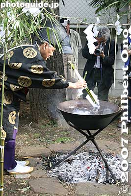 This ceremony is called Yubana, meaning "hot-water flowers."
Keywords: tokyo ota-ku ward ontakesan tenso jinja shrine yubana