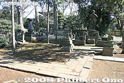 Grave of Lord Ii Naonori on right.
Keywords: tokyo setagaya-ku ward gotokuji buddhist zen soto-shu temple cemetery graves tombs tombstone graveyard ii clan