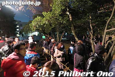 Quite a few people braved the cold to ring the temple bell on New Year's Eve on Dec. 31, 2014.
Keywords: tokyo setagaya-ku ward gotokuji buddhist zen soto-shu temple new year&#039;s eve bell ringing joyanokane