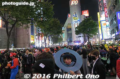 For the first time this year, the police wisely closed off a few major roads around Shibuya Station for Halloween. Even then, the road to 109 and Dogenzaka were filled with people. 
Keywords: tokyo shibuya halloween festival