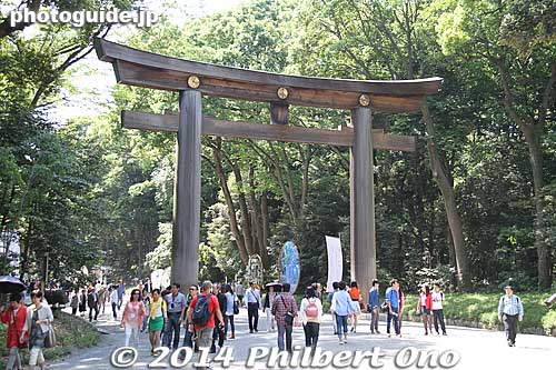 Turn left and see another torii.
Keywords: tokyo shibuya-ku meiji shrine shinto