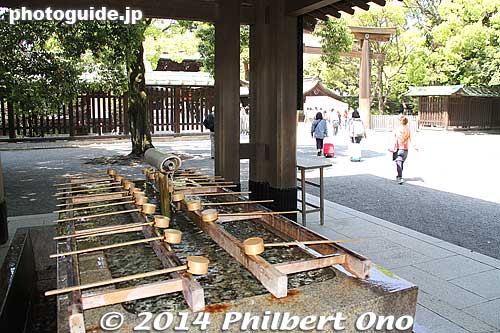 Where you wash/purify yourself. Temizuya
Keywords: tokyo shibuya-ku meiji shrine shinto