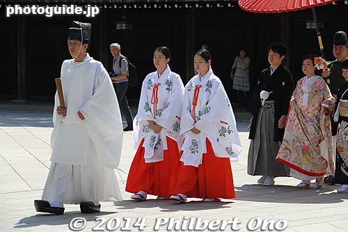 At Meiji Shrine, a wedding couple is led by a Shinto priests and two shrine maidens.
Keywords: tokyo shibuya-ku meiji shrine shinto japanpriest