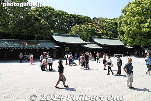 On the left, there is a gate where you can exit and go to the shrine's park area.
Keywords: tokyo shibuya-ku meiji shrine shinto