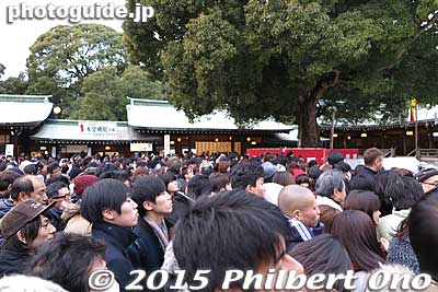 People on my left on New Year's Day at Meiji Shrine.
Keywords: tokyo shibuya-ku meiji shrine shinto