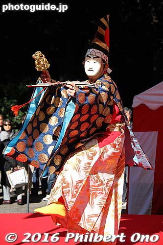Sanbaso dancer (三番叟) who prays for abundant harvests. Featured in Noh and kabuki as well.
Keywords: tokyo shibuya-ku meiji shrine shinto