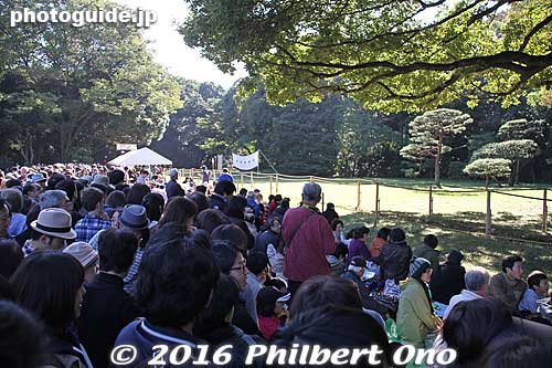 Huge crowd. Need to get here early to get a good viewing spot.
Keywords: tokyo shibuya-ku meiji shrine shinto yabusame horseback archery