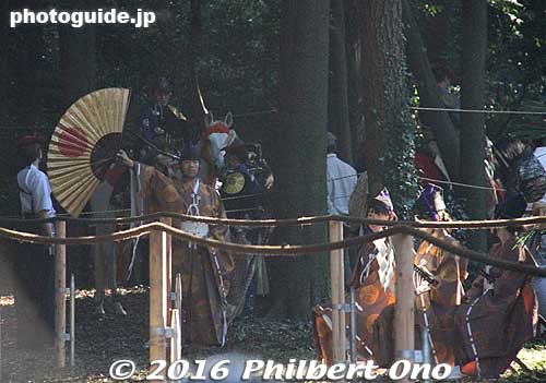 At the start of the horse track, the fan bearer (扇方 ogikata) uses a large fan to signal that the track is clear for the next archer to run.
Keywords: tokyo shibuya-ku meiji shrine shinto yabusame horseback archery