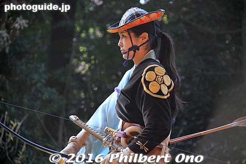 Her arm guard bears her family crest and the sleeve's cuff has a dragonfly that is an auspicious symbol for courage and never retreating or running away. (Dragonflies don't fly backwards.)
Keywords: tokyo shibuya-ku meiji shrine shinto yabusame horseback archery matsuri11