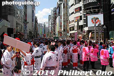 Dancers started to assemble on the street by 12:30 pm.
Keywords: tokyo shibuya kagoshima ohara matsuri dancers festival
