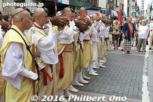 The parade is led by these Buddhist monks chanting in front of a local temple.
Keywords: tokyo shinagawa shukuba matsuri festival costume edo period tokaido