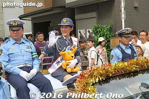 This is the Honorary Shinagawa Police Chief for the day, voice actress and impersonator Ayano Fukuda (福田彩乃).
Keywords: tokyo shinagawa shukuba matsuri festival costume edo period tokaido