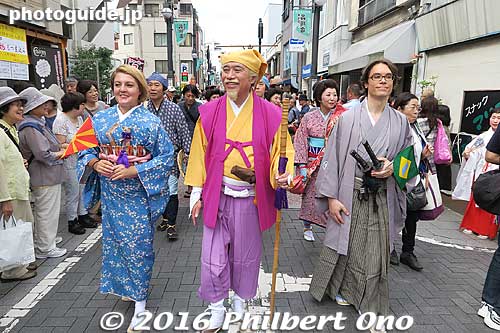 At the head of the costume parade was Mito Komon. On the left in kimono is Andrijana Cvetkovik, Macedonian Ambassador to Japan. She's holding her country's flag. The Macedonian Embassy is in Shinagawa. On the right is someone from Brazil
Keywords: tokyo shinagawa shukuba matsuri festival costume edo period tokaido