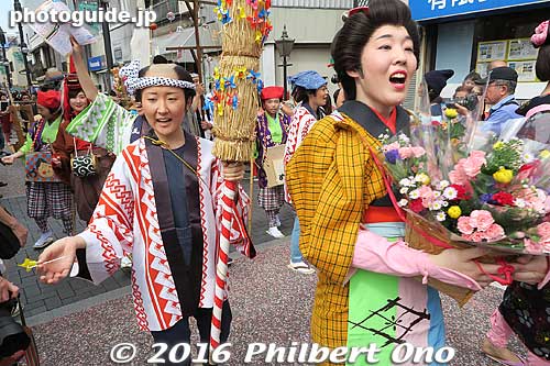 The liveliest part of the parade. These people were offering candy to spectators like they did in the old days.
Keywords: tokyo shinagawa shukuba matsuri festival costume edo period tokaido