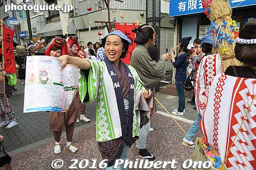 Before newspapers, they passed out news flyers called kawaraban in the Edo Period for major events and notices. She gave out festival flyers.
Keywords: tokyo shinagawa shukuba matsuri festival costume edo period tokaido