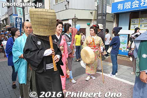 This is a komuso, a Zen monk who went around playing the shakuhachi bamboo flute while wearing a basket on the head. This is how they meditated and begged. Ninja famously disguised themselves as komuso.
Keywords: tokyo shinagawa shukuba matsuri festival costume edo period tokaido
