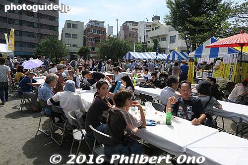 Small park had food booths.
Keywords: tokyo shinagawa shukuba matsuri festival costume edo period tokaido