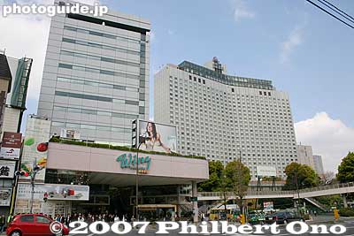 High-rise modern hotels have long replaced the old inns at Shinagawa-juku, the Tokaido Road's first post town during the Edo Period.
Keywords: tokyo shinagawa-ku tokaido road shinagawa-juku post town stage town shukuba