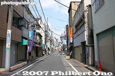It is unfortunate that no one thought about preserving this historic stage town on the Tokaido Road. Tokyo may be too urban to have a long road of traditional buildings.
Keywords: tokyo shinagawa-ku tokaido road shinagawa-juku post town stage town shukuba
