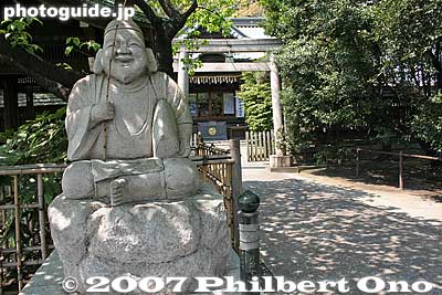 The shrine is associated with Ebisu, the god of fishermen (notice the fishing pole) and good fortune.
Keywords: tokyo shinagawa-ku tokaido road shinagawa-juku post town stage town shukuba