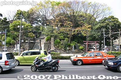 Shinagawa Shrine faces Daiichi Keihin, a major highway.
Keywords: tokyo shinagawa-ku shinagawa jinja shinto shrine torii