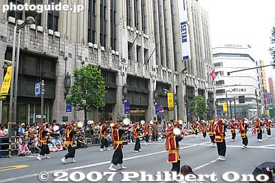 Several groups perform along the main road on the east side of JR Shinjuku Station. This is in front of Isetan Dept. Store.
Keywords: tokyo shinjuku-ku east exit okinawa taiko drum dance eisa matsuri festival