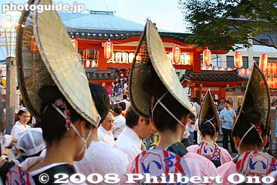 These dancers head to the starting point.
Keywords: tokyo shinjuku-ku kagurazaka awa odori dance summer festival matsuri women dancers kimono