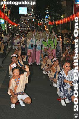 Kagura-ren かぐら連
Keywords: tokyo shinjuku-ku kagurazaka awa odori dance summer festival matsuri women dancers kimono