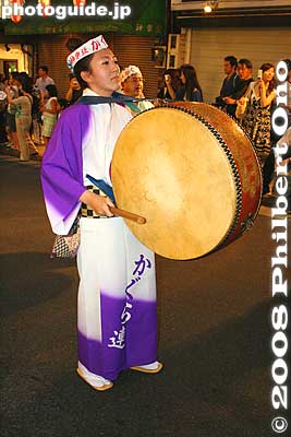 Unusual to see a woman drumming a big taiko drum.
Keywords: tokyo shinjuku-ku kagurazaka awa odori dance summer festival matsuri women dancers kimono