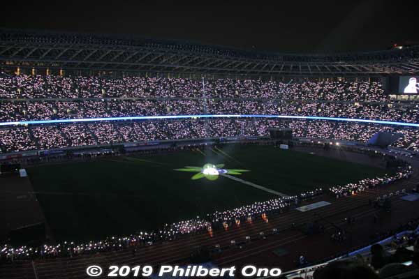 Next, the stadium went dark and the MC asked everyone to turn on their cell phone flashlight. There was one more thing... Spotlight on a surprise...
Keywords: tokyo shinjuku olympic national stadium