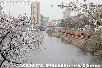 The moat is parallel to the Chuo Line. View from Shin-Mitsuke Bridge. 新見附橋
Keywords: tokyo shinjuku-ku ward sotobori moat canal cherry blossoms sakura flowers train