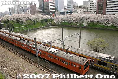 Chuo Line passes through. 中央線
Keywords: tokyo shinjuku-ku ward sotobori moat canal cherry blossoms sakura flowers train