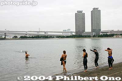 Before 8 am: Women do a warm-up lap.
It wasn't exactly warm, but they had wet suits. Odaiba's water is not exactly crystal-clear clean either.
Keywords: tokyo minato-ku odaiba triathlon swimming cycling marathon