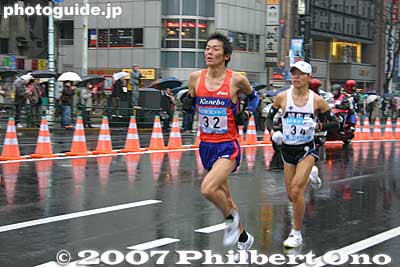 #32 is Irifune Satoshi, age 31, and #34 Sato Tomoyuki, age 26 入船敏と佐藤智之　東京マラソン
Keywords: tokyo marathon runners race