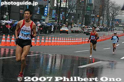 More runners start to trickle through the road in front of Kabuki-za. Niiya Hitomi is at the rear.
Keywords: tokyo marathon runners race