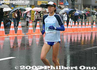Niiya Hitomi, leading woman runner and later fastest woman to finish with a time of 2 hr. 31 min. 1 sec. Age 18. 新谷仁美　東京マラソン
Keywords: tokyo marathon 2007 sports runners