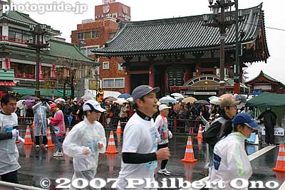 Runners pass by Kaminarimon Gate in Asakusa. Also see the [url=http://www.youtube.com/watch?v=JMy4S4kfqNM]video at YouTube[/url].
Keywords: tokyo marathon runners race asakusa kaminarimon