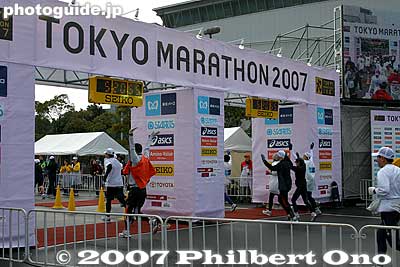 The marathon course was 42.19 km long.
Keywords: tokyo marathon race runners big sight koto-ku kotosports