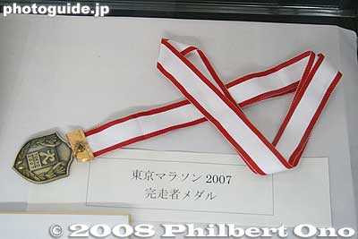 Small medal given to the 2007 Tokyo Marathon finishers. Also see [url=http://photoguide.jp/pix/thumbnails.php?album=648]photos of the 2008 Tokyo Marathon.[/url]
Keywords: tokyo marathon medal ribbon award